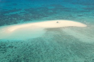 大堡礁に浮かぶ砂の島 オーストラリア・ケアンズ沖30キロ、対地500ft