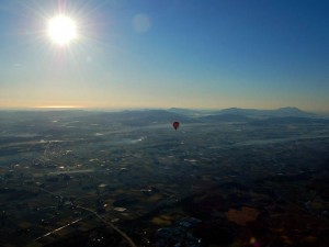 朝日に照らされる筑波山と熱気球