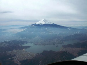 山梨県富士河口湖町上空9000ft、河口湖と富士山