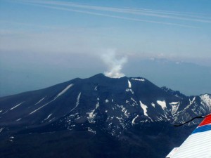 噴煙を上げる浅間山